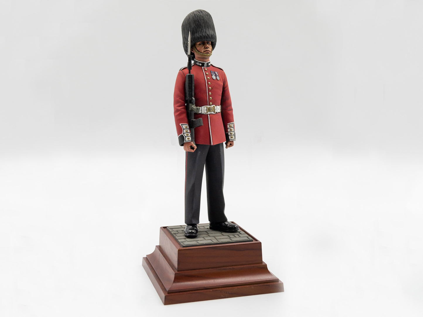 British Grenadier Queen’s Guards 1:16 Figure ICM16001