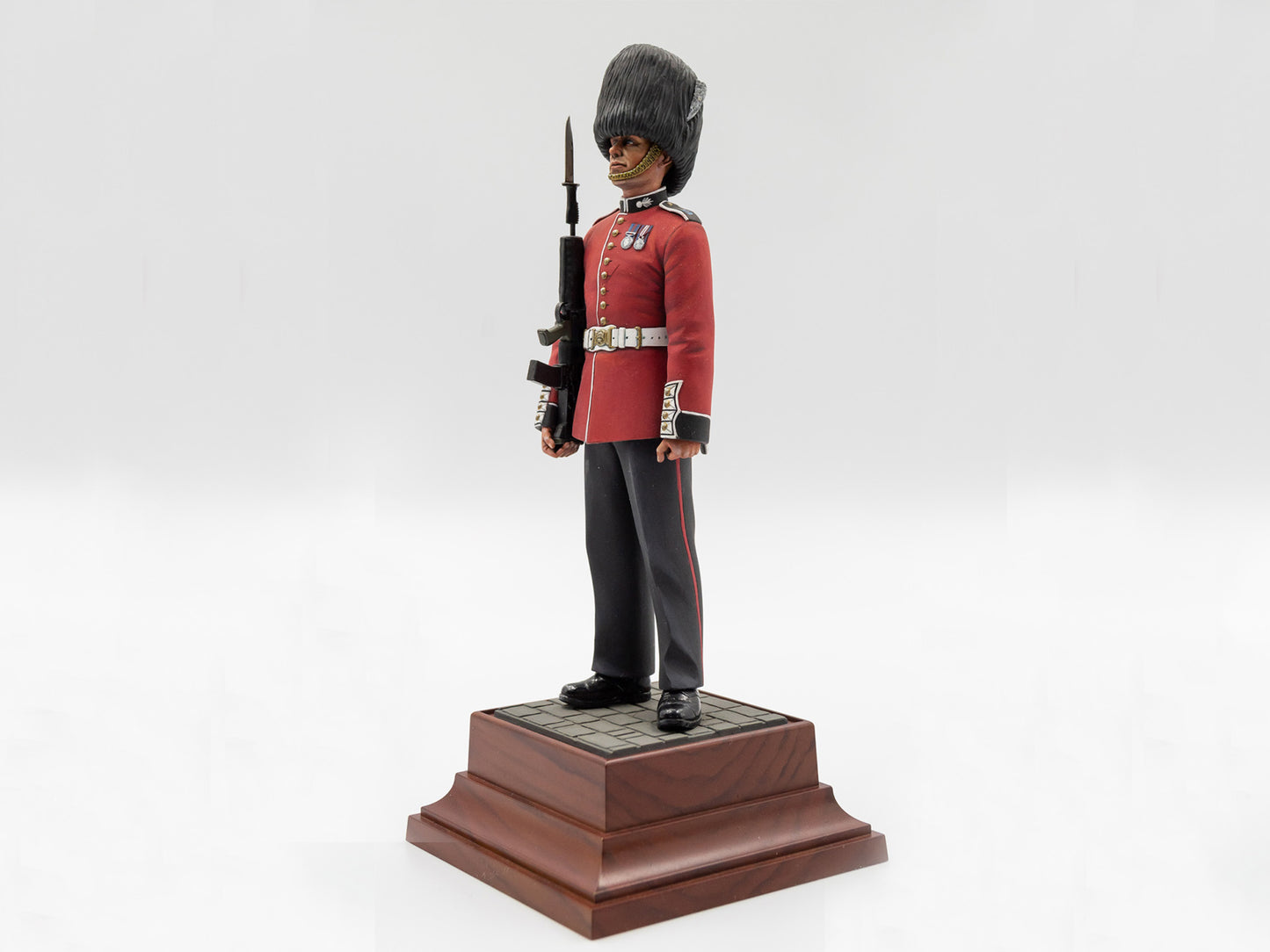 British Grenadier Queen’s Guards 1:16 Figure ICM16001